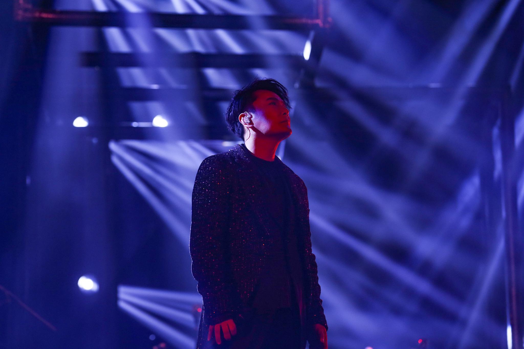 11月23日,张信哲"未来式"世界巡回演唱会宁波站正式收官,演出当天宁波