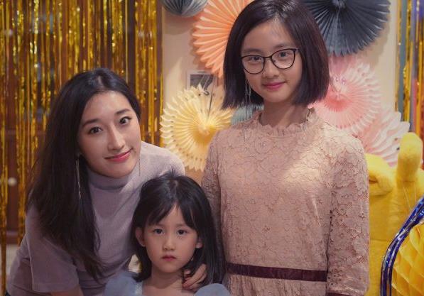 有种“发育过猛”叫黄多多,和妹妹同框拍照庆生,少女身材抢镜