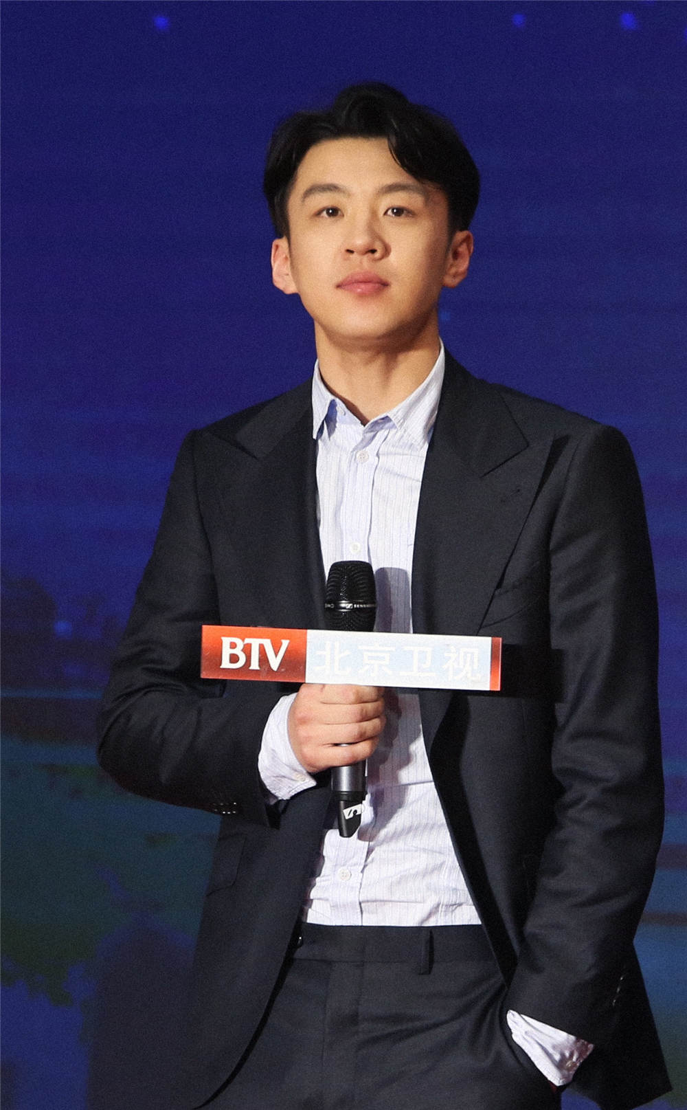 青春斗发布会多金男苏鑫感谢赵宝刚导演贴金