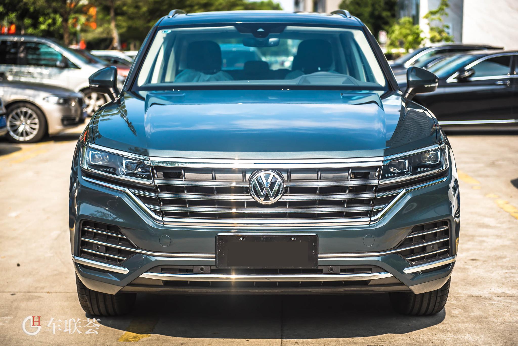 50万的大众途锐促销法发力19款2.0t锐翼国v参天绿黑内细节图欣赏