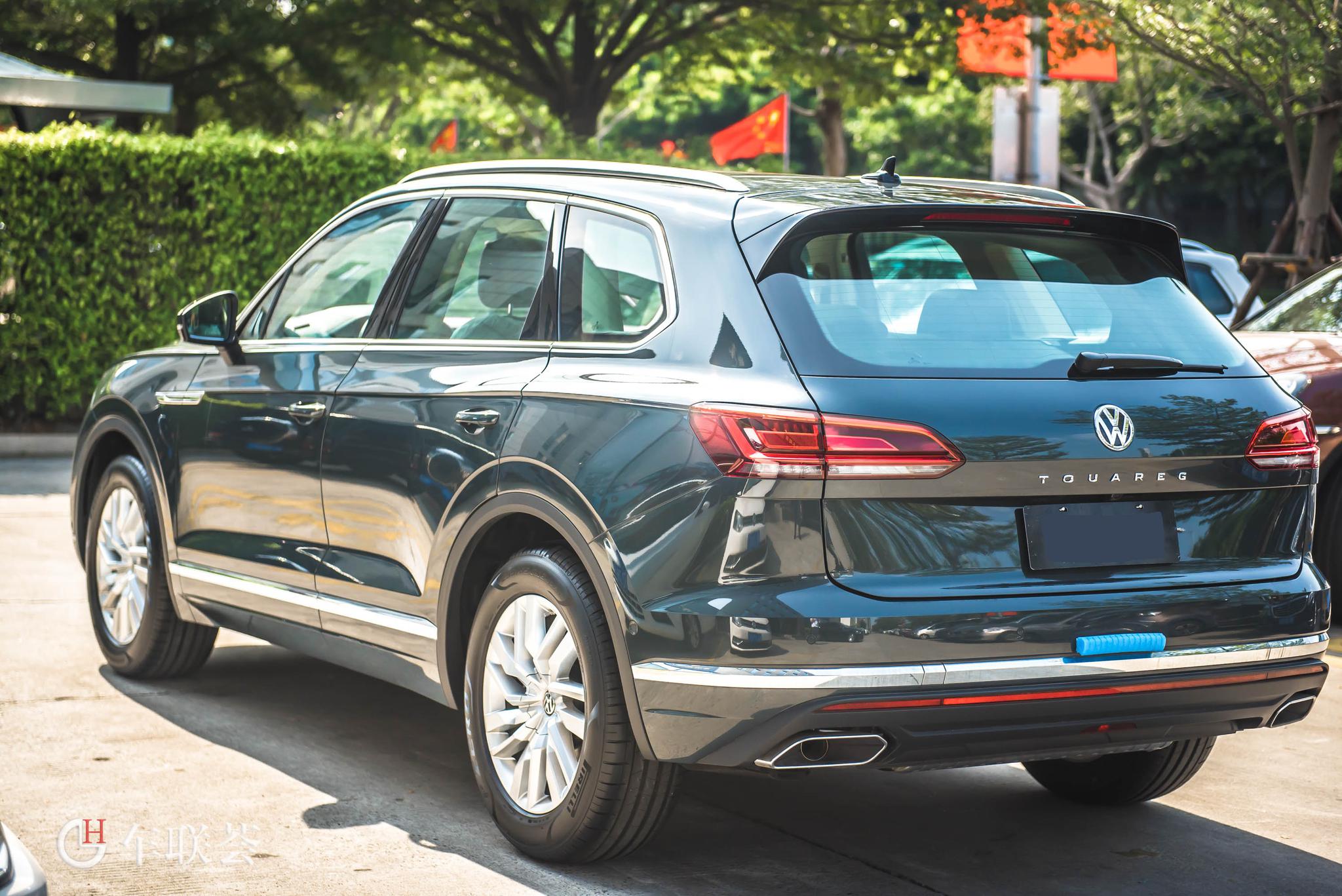 50万的大众途锐促销法发力19款2.0t锐翼国v参天绿黑内细节图欣赏