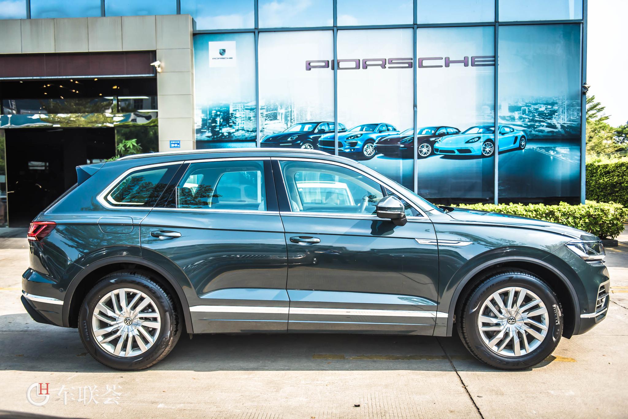 50万的大众途锐促销法发力19款2.0t锐翼国v参天绿黑内细节图欣赏