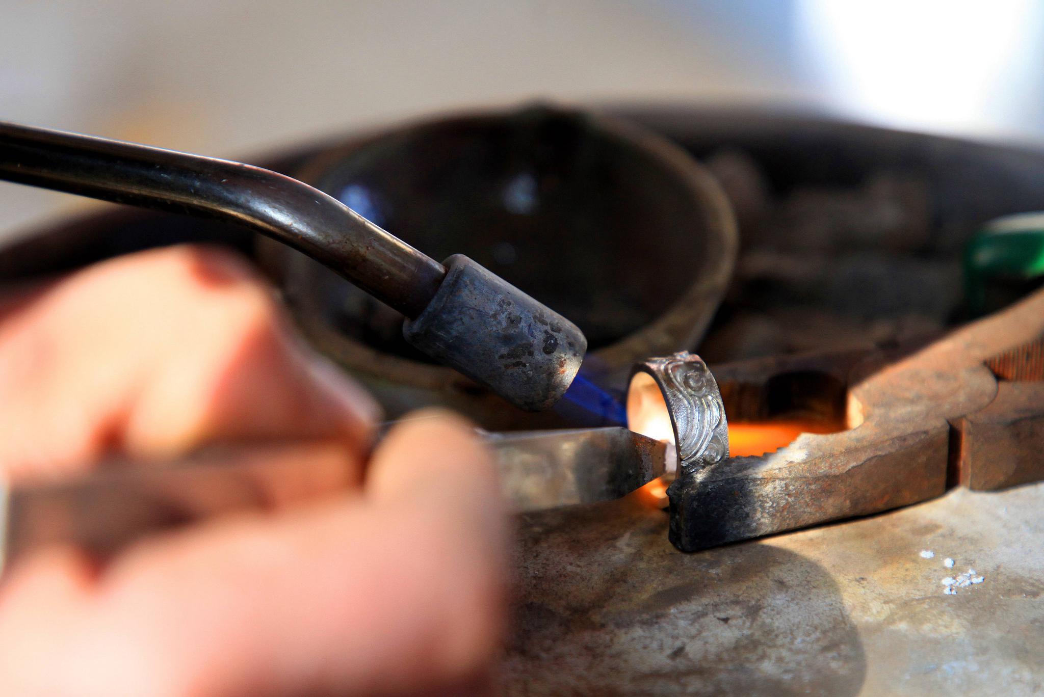 农村小伙庙会上做个性银饰生意火爆,曾为学老手艺远走千里拜师