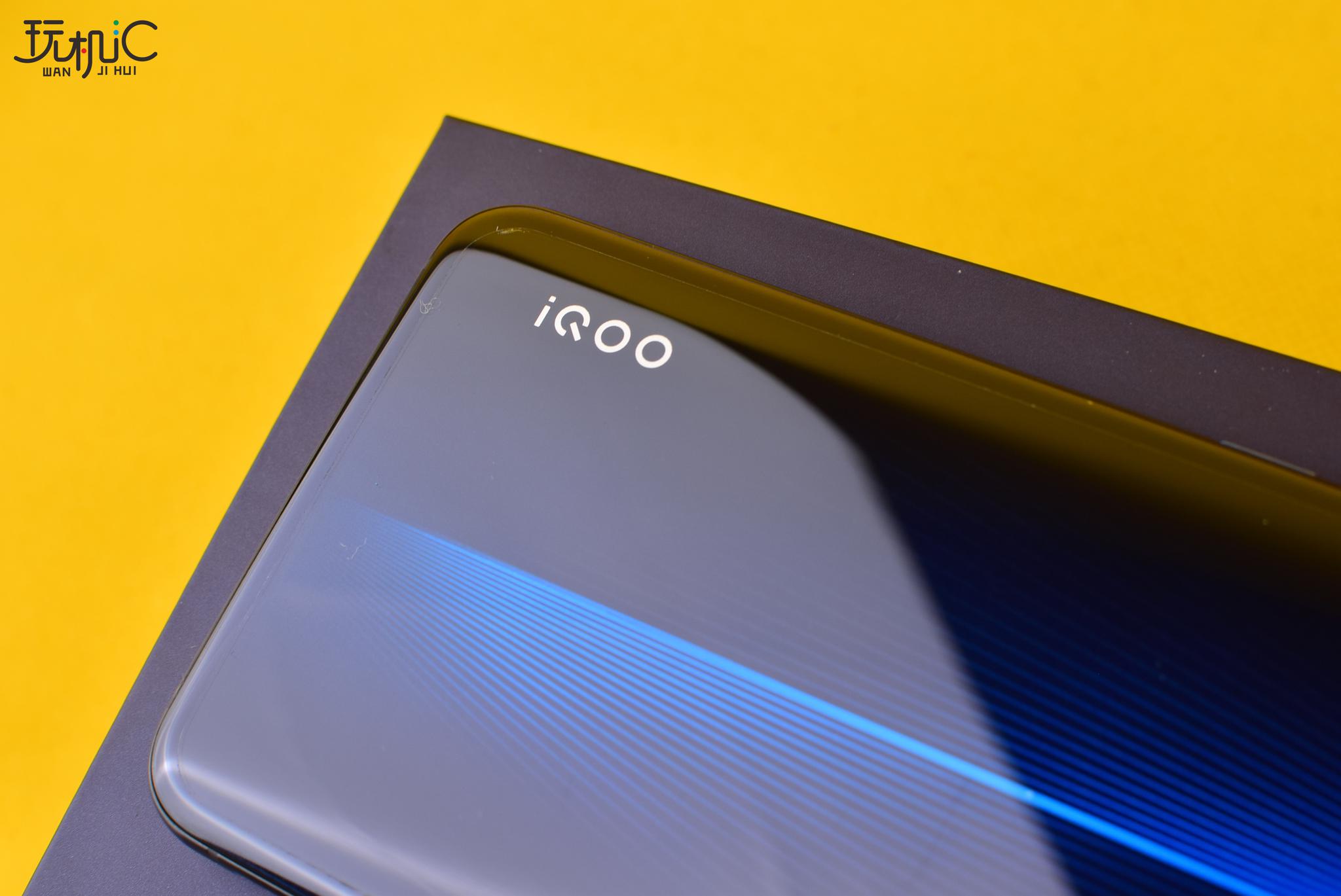 生而强悍的iqoo艾酷包装配件:整体包装为深蓝色,这款手机的包装不同于