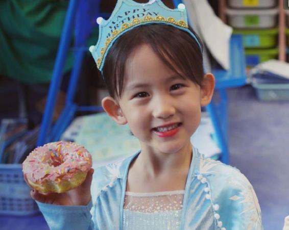 有种“发育过猛”叫黄多多,和妹妹同框拍照庆生,少女身材抢镜