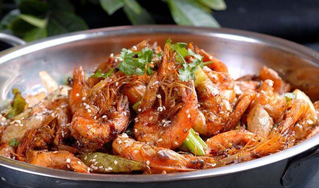 老师傅做的香辣虾简单方便,一天能卖上千盘