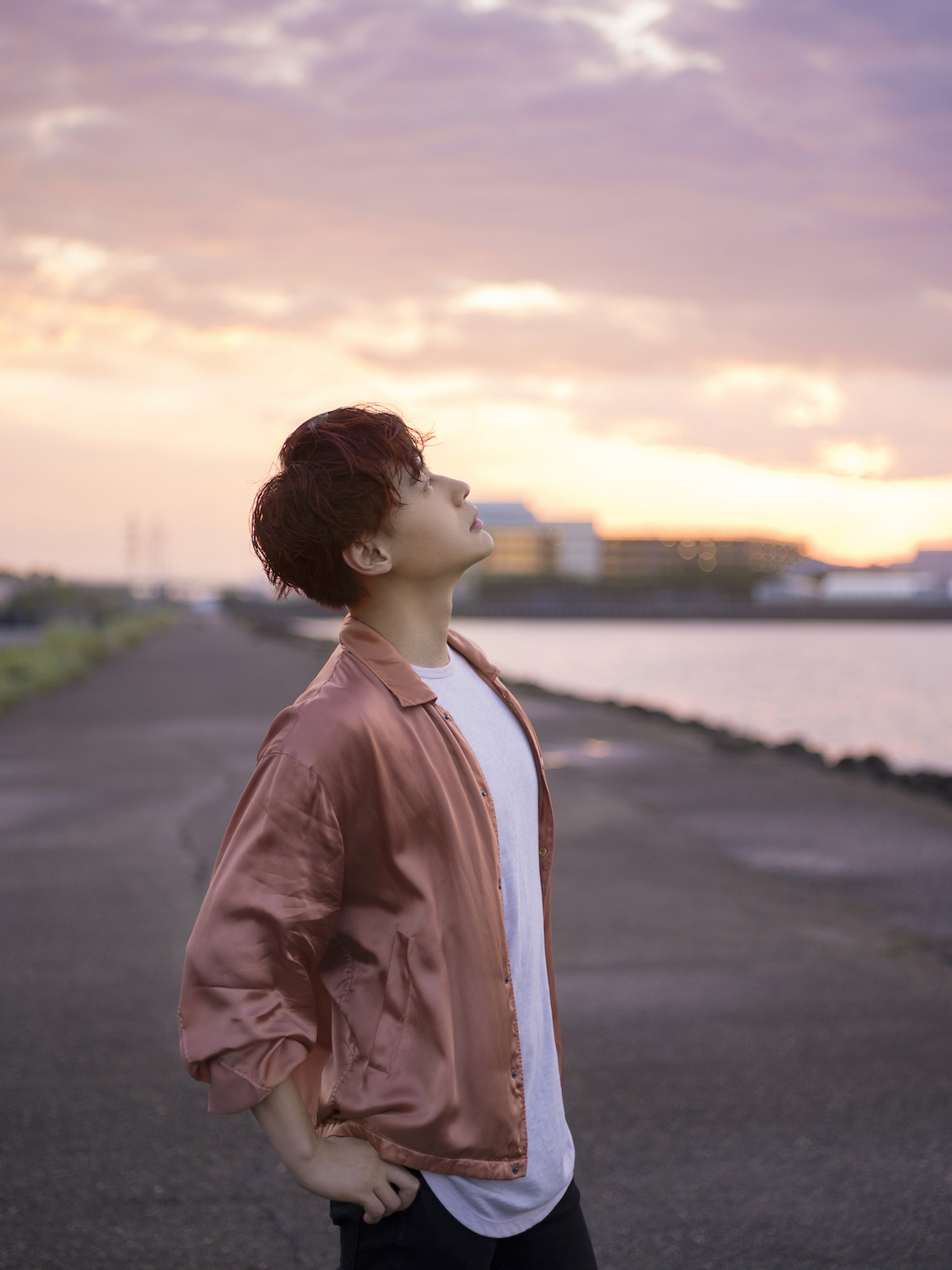 程枫新写真对话微凉寒秋 澄澈眼神映衬明媚朝霞