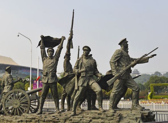 首义广场,坐落在武汉武昌阅马场,所有树木的树冠整齐一致