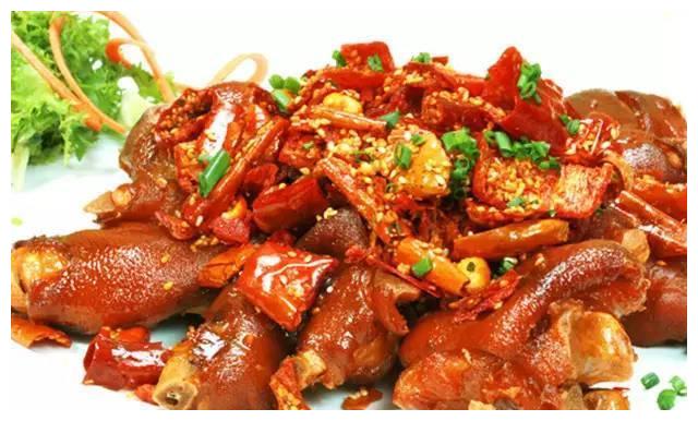 椒盐适量,香叶2克,八角1个,草果2个,茴香籽适量,花椒3克做法:1,猪蹄