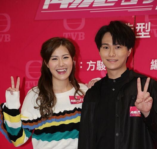 刘佩玥穿"奶奶风"半身裙依然甜美 和胡鸿钧同框比v笑出后槽牙