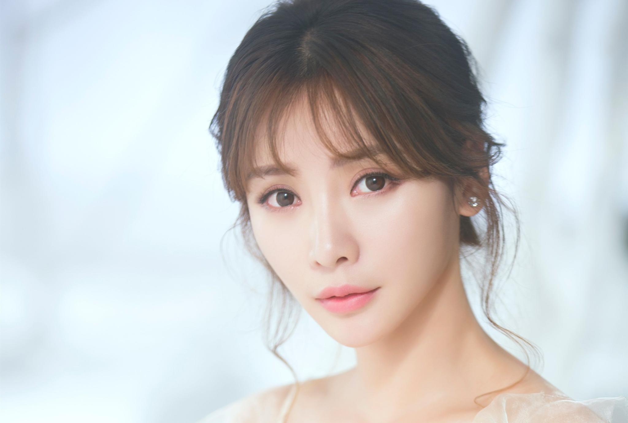 柳岩的眼神,温柔起来,极为动人.