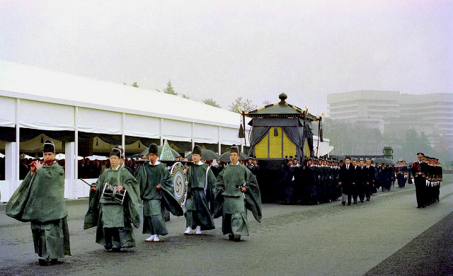 实拍裕仁天皇葬礼:规模堪比中国皇帝,百人为他抬棺,百万人送行