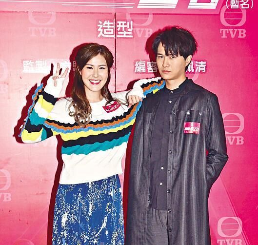 刘佩玥穿"奶奶风"半身裙依然甜美 和胡鸿钧同框比v笑出后槽牙