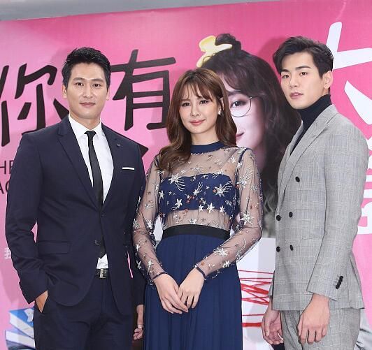 刘佩玥穿"奶奶风"半身裙依然甜美 和胡鸿钧同框比v笑出后槽牙