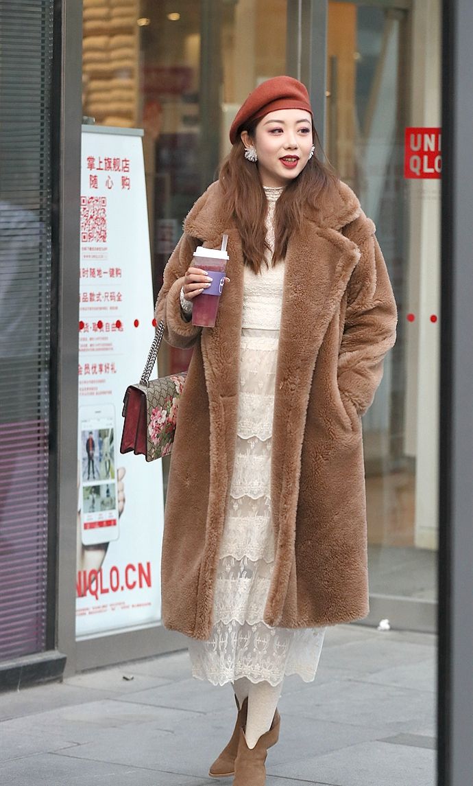 街拍冬季街头时装秀时尚大衣包不住美腿玉足美极了
