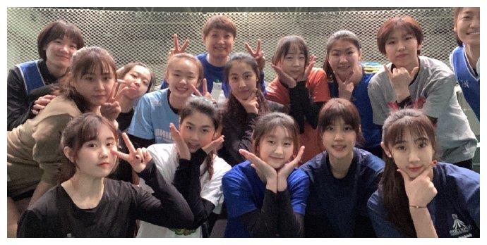 40岁杨昊与学生聚会,笑容依旧灿烂,结婚10年未生娃很快乐