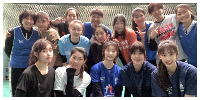 40岁杨昊与学生聚会,笑容依旧灿烂,结婚10年未生娃很快乐