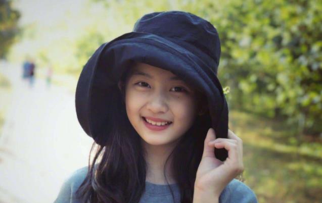 有种“发育过猛”叫黄多多,和妹妹同框拍照庆生,少女身材抢镜