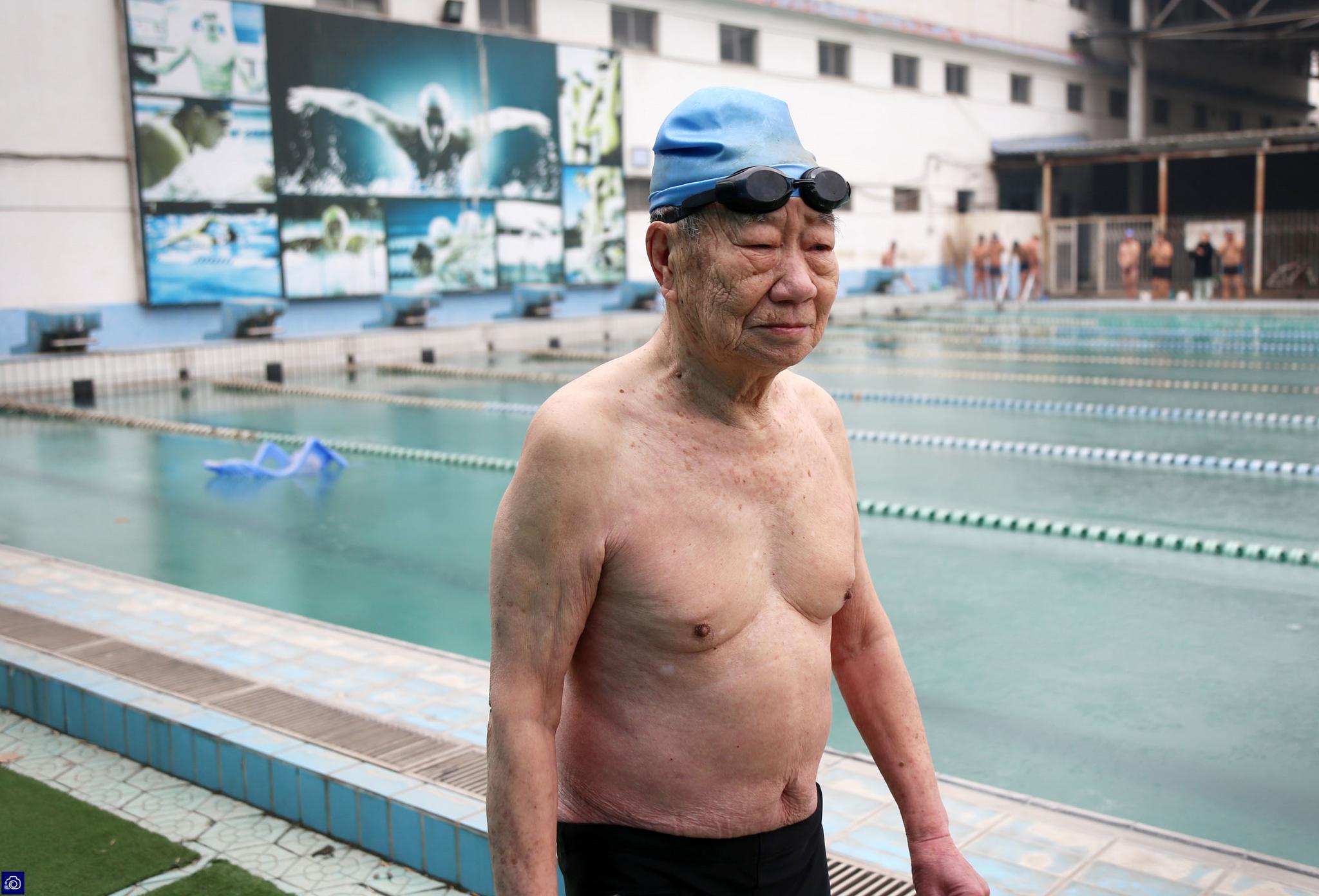 92岁"钢铁老人"零下2度砸冰下水游泳,一天游2次,成年轻人偶像