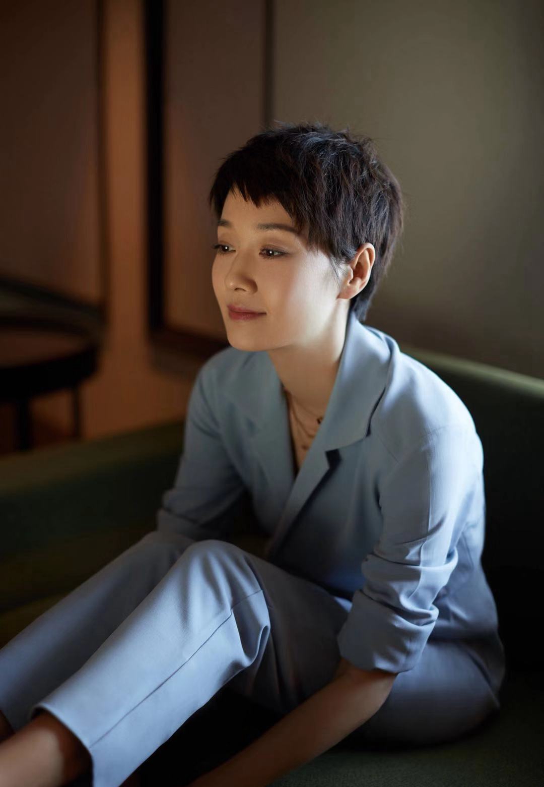 马伊琍终于换回齐耳短发搭配全身她有一头金光闪闪中又带着点点