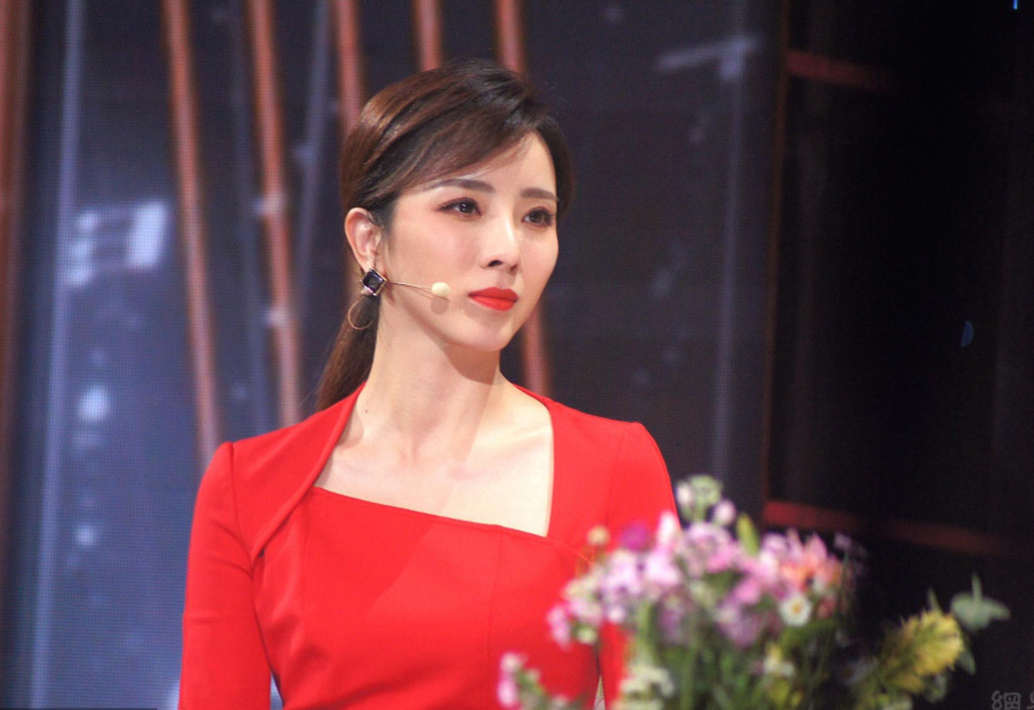 李思思穿红衣美艳动人 引全场欢呼人气爆棚