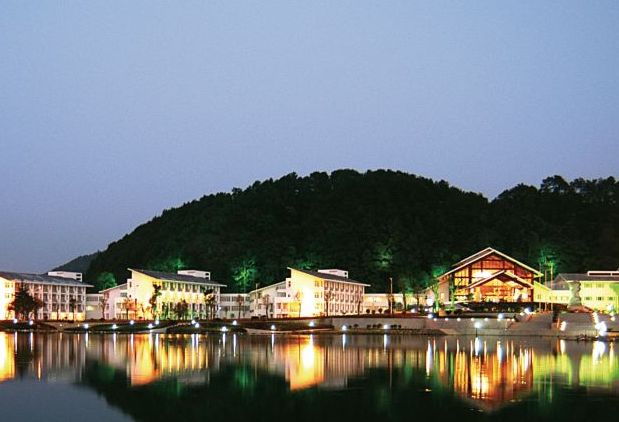 明月山天沐温泉度假村,坐落在风景秀丽的宜春市,温泉之乡温汤镇