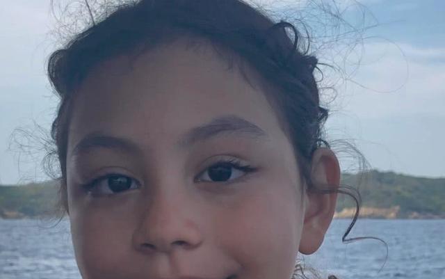 照片中,霓娜留着长长卷卷的头发,由于妈妈是犹太人的原因,所以五官看