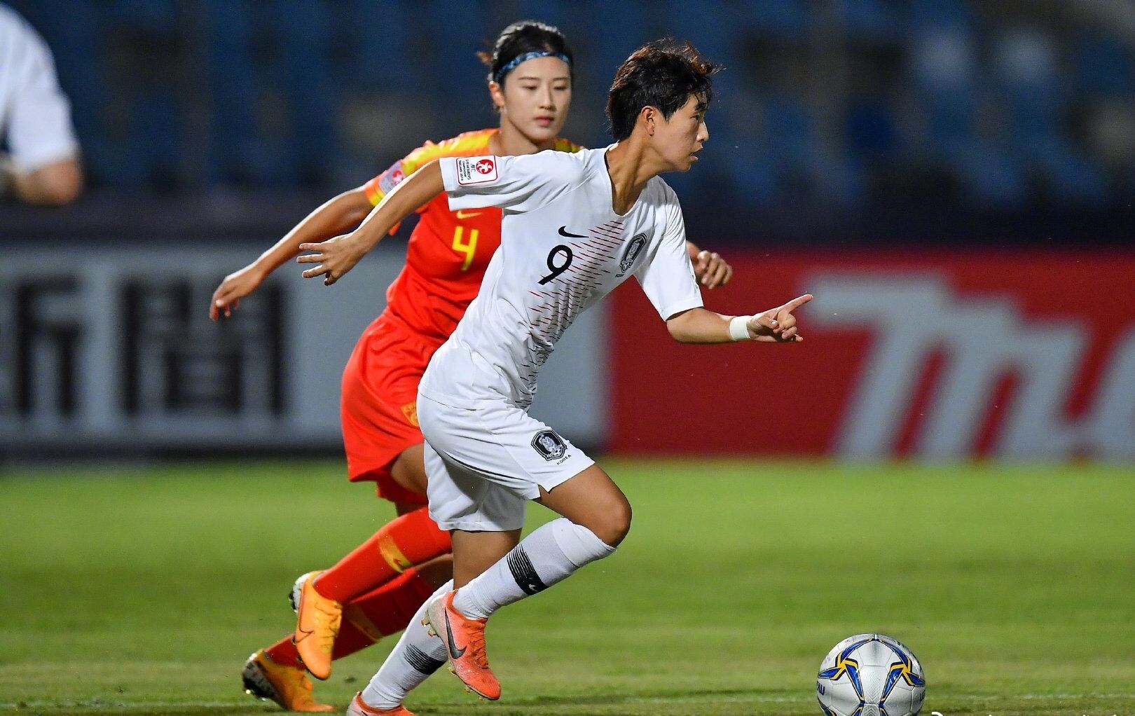 韩籍主帅有负责?中国女足1比2韩国!对手停球5米射门,没跟上人