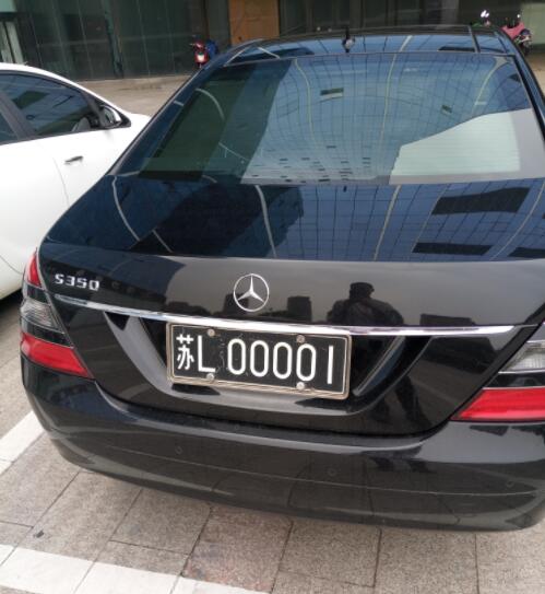 江苏镇江街头实拍"苏l00001",挂在老款奔驰s350上!_高清图集_新浪网