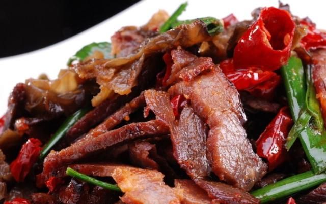 这道爆炒牛肉的做法有些讲究如果做不好味道肯定有腥味