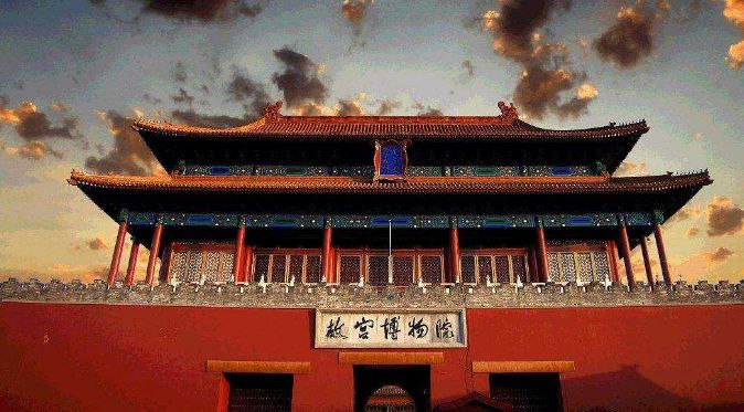 紫禁城，是明清两代的皇宫，也是古老中国的标志和象征，气势雄伟