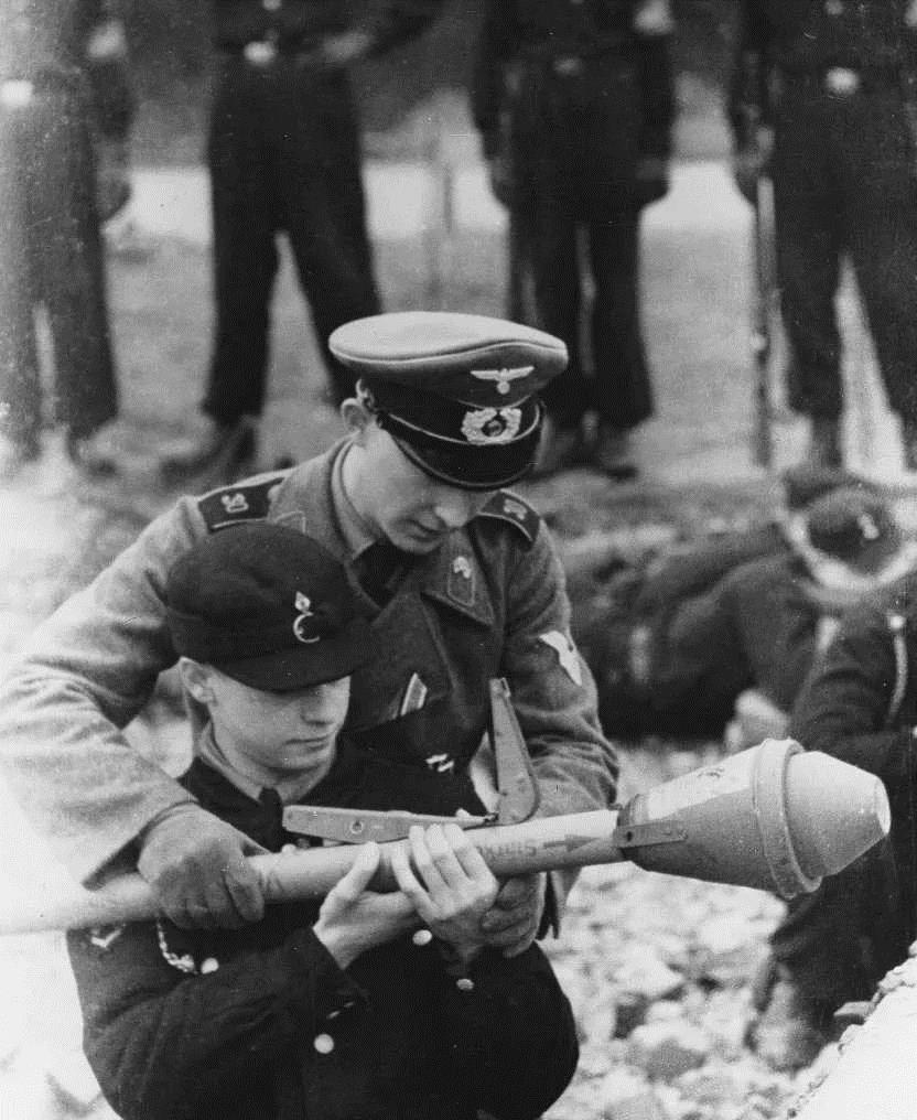 三,1944年,一名德国军官向一名美军士兵投降.