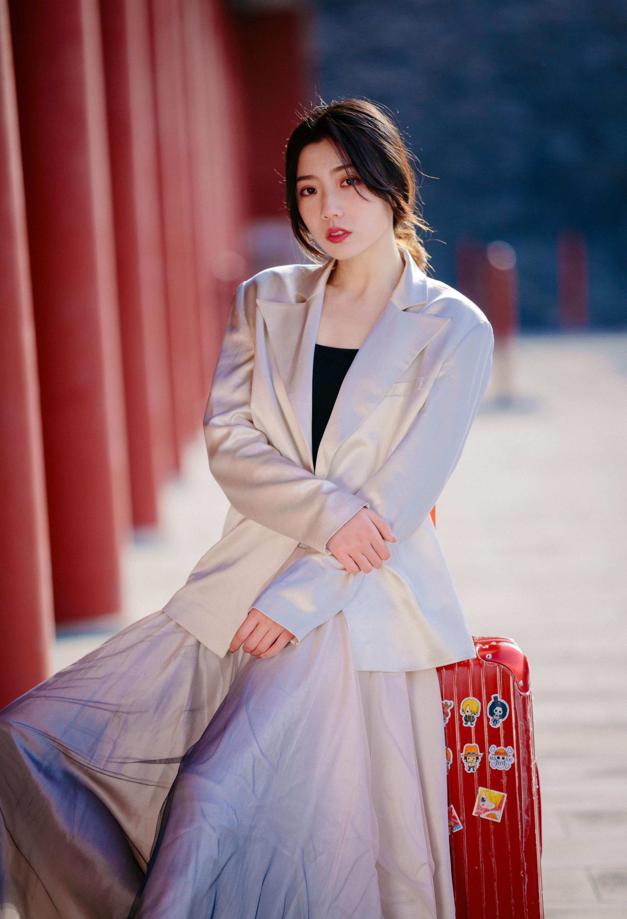 演员王薇街拍强势打卡故宫热潮红黄琉璃瓦间彰显时尚气质