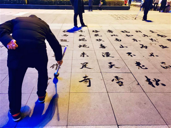 从没学过书法,70岁大爷写"地书"堪比田蕴章!专家:没艺术性