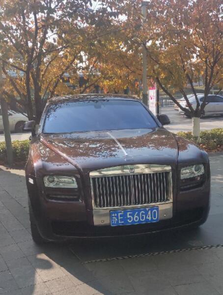 苏州吴中区街头实拍劳斯莱斯古斯特,车牌相当有个性!