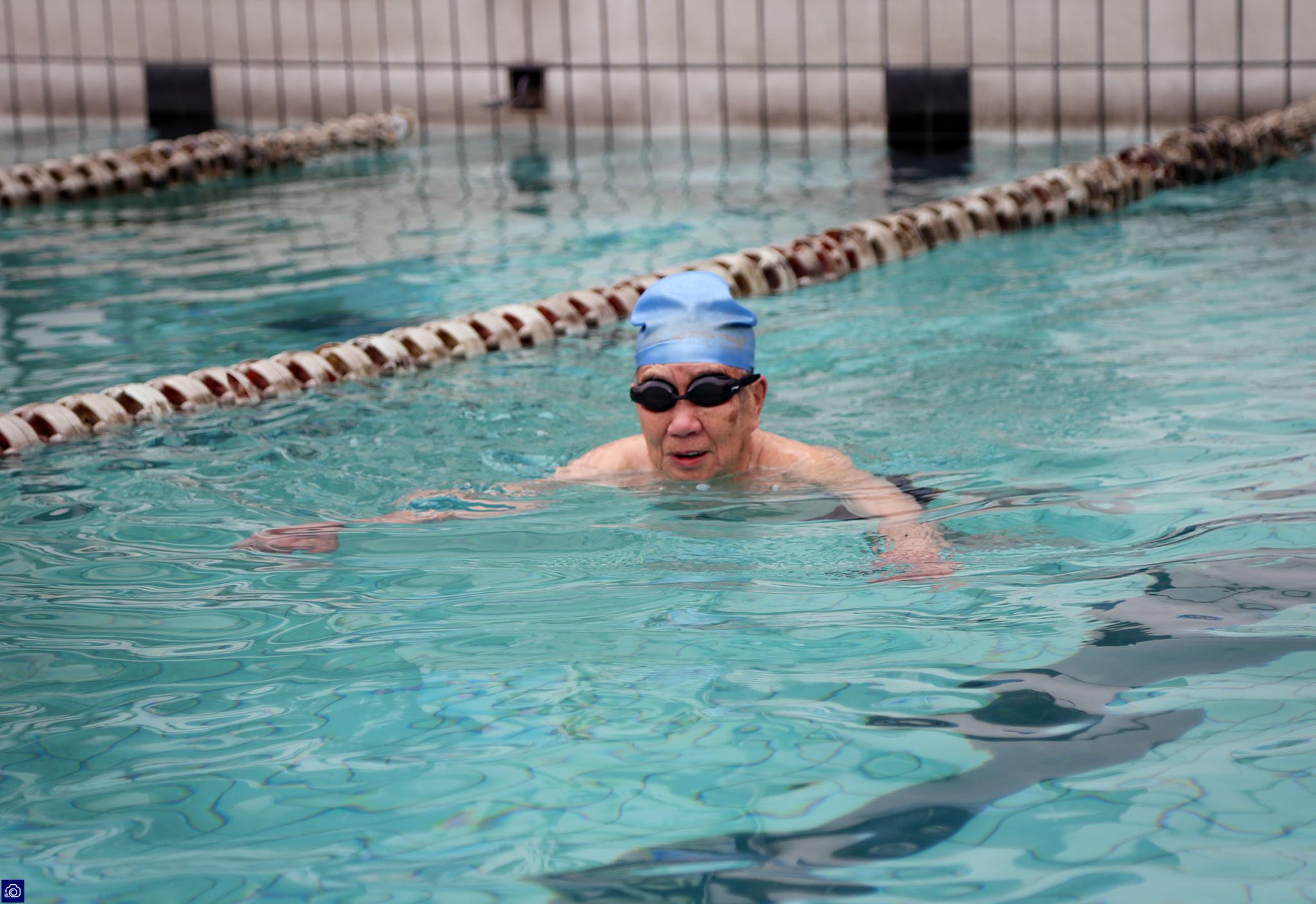 92岁"钢铁老人"零下2度砸冰下水游泳,一天游2次,成年轻人偶像