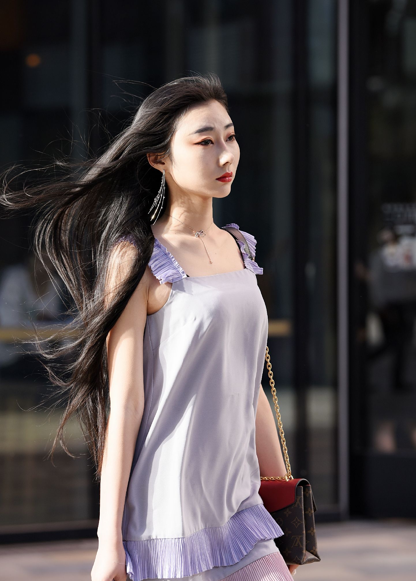 气质又高冷范的小姐姐一条简约的连衣裙装也能穿的这么的美