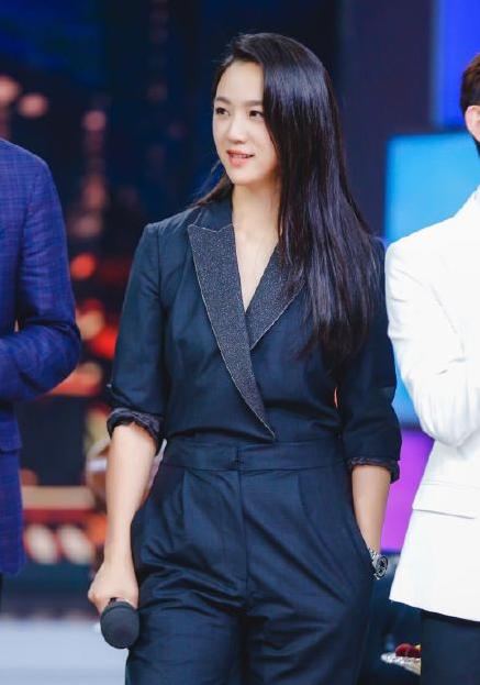 汤唯一身西装造型摩登又时尚,而拖地礼服搭配丸子头气质出众