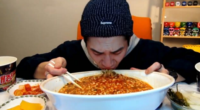大胃王用脸盆吃泡面把盆一斜就露馅了网友难怪吃不胖