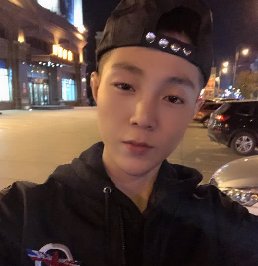 高迪带妈妈买衣服,他对服务员的态度成为亮点,网友不红难怪