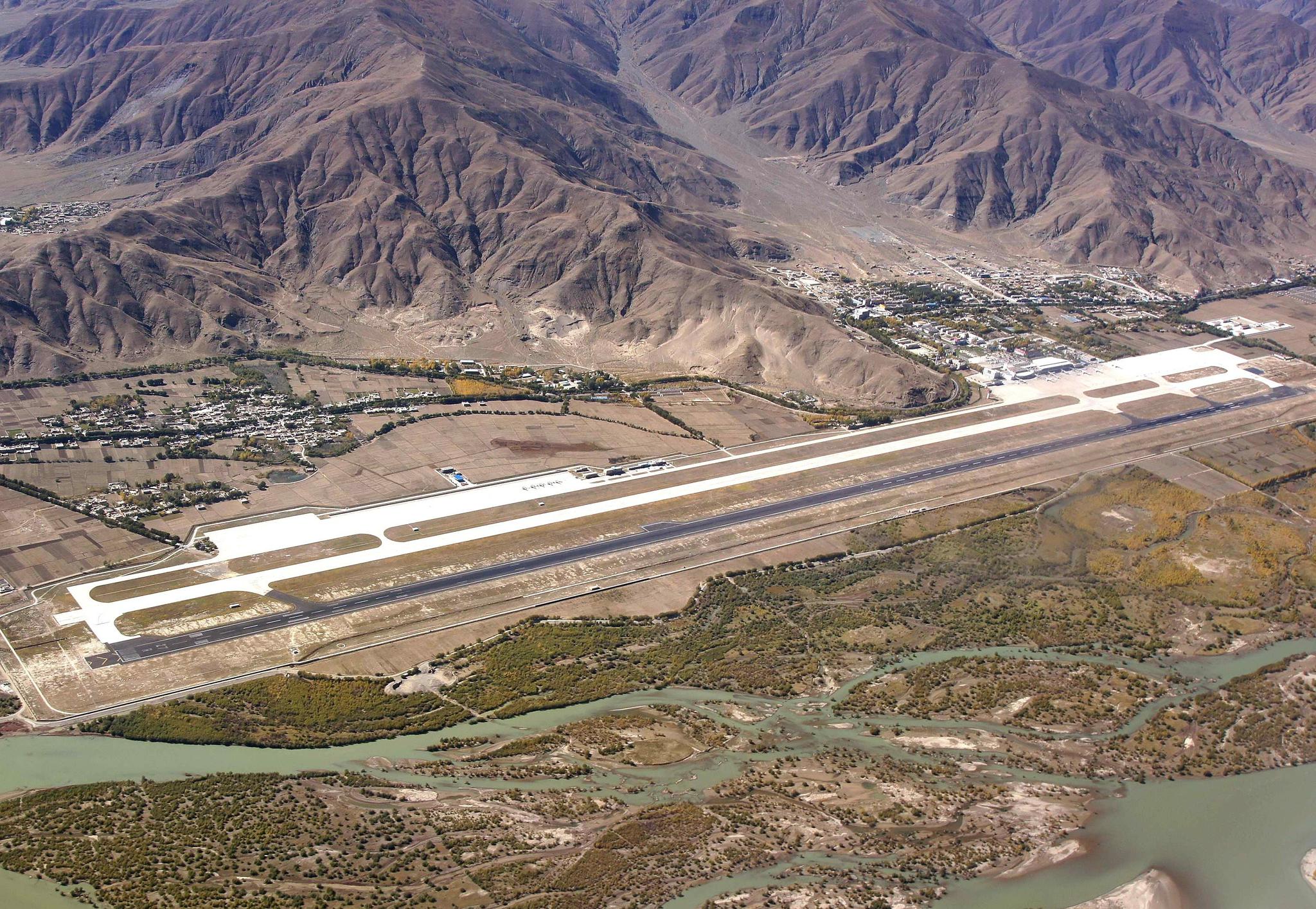 航拍西藏拉萨贡嘎机场世界上海拔最高的机场之一