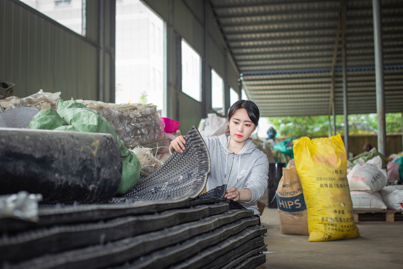 23岁农村女孩奋斗史:白手起家收废品年入百万,买车买房当老板