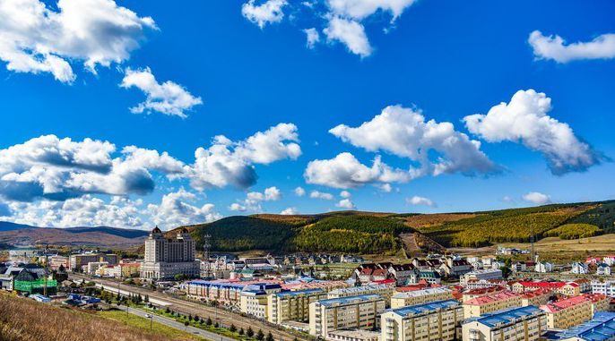 伊尔施镇位于内蒙古兴安盟阿尔山市最北端,地理位置东经119.