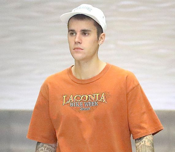 落单了?贾斯汀·比伯独自酒店过周末,戴棒球帽穿橙色短t显年轻