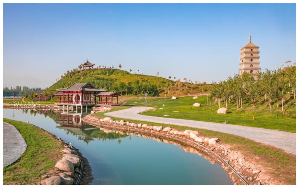 年,唐平定龟兹,将安西都护府建于此处,并在天山以南的龟兹,焉耆,于阗