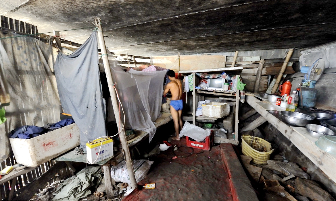 拾荒夫妻1家5口住桥洞,家具都是捡来的,最穷只有20元却很快乐