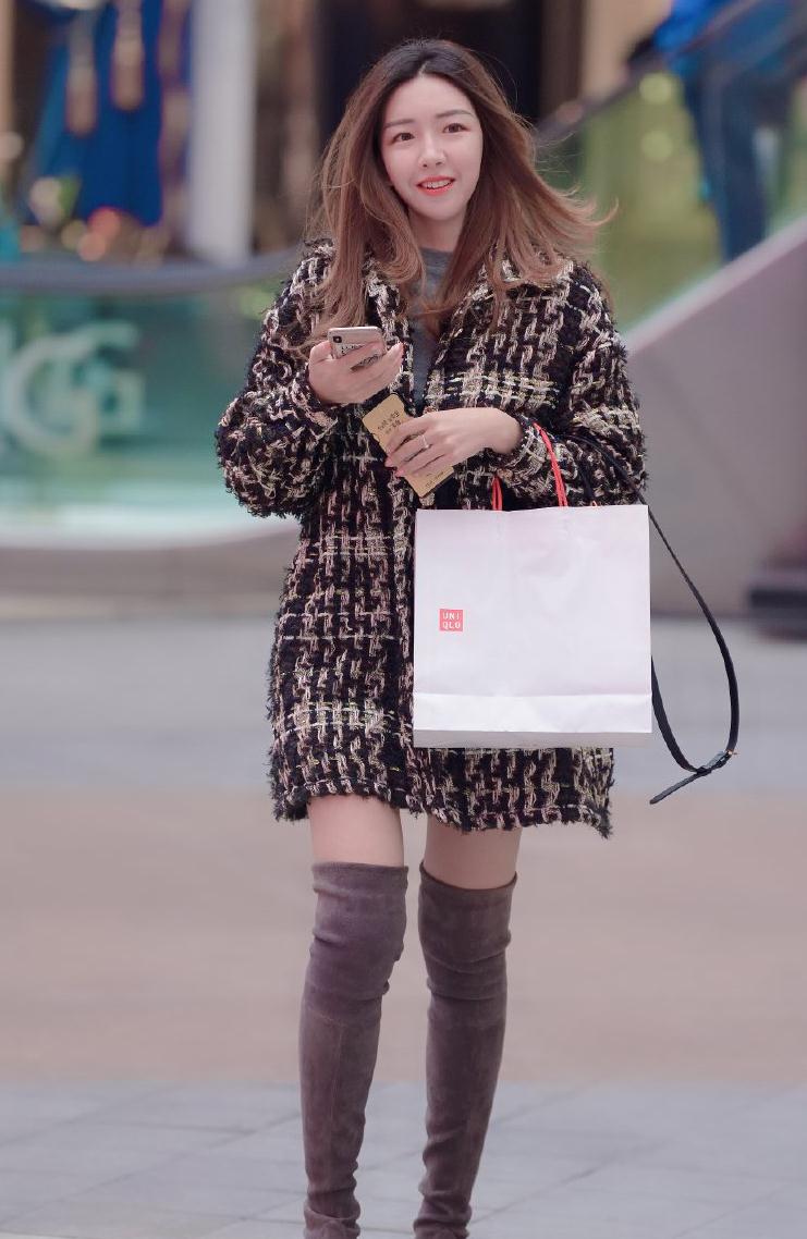 美女选择过膝高筒靴,容易搭配,时尚度高,还特别显腿长