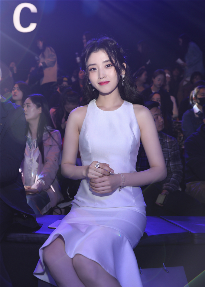 李若嘉亮相中国国际时装周专场秀 惊艳造型上演反转魅力|李若嘉|中国
