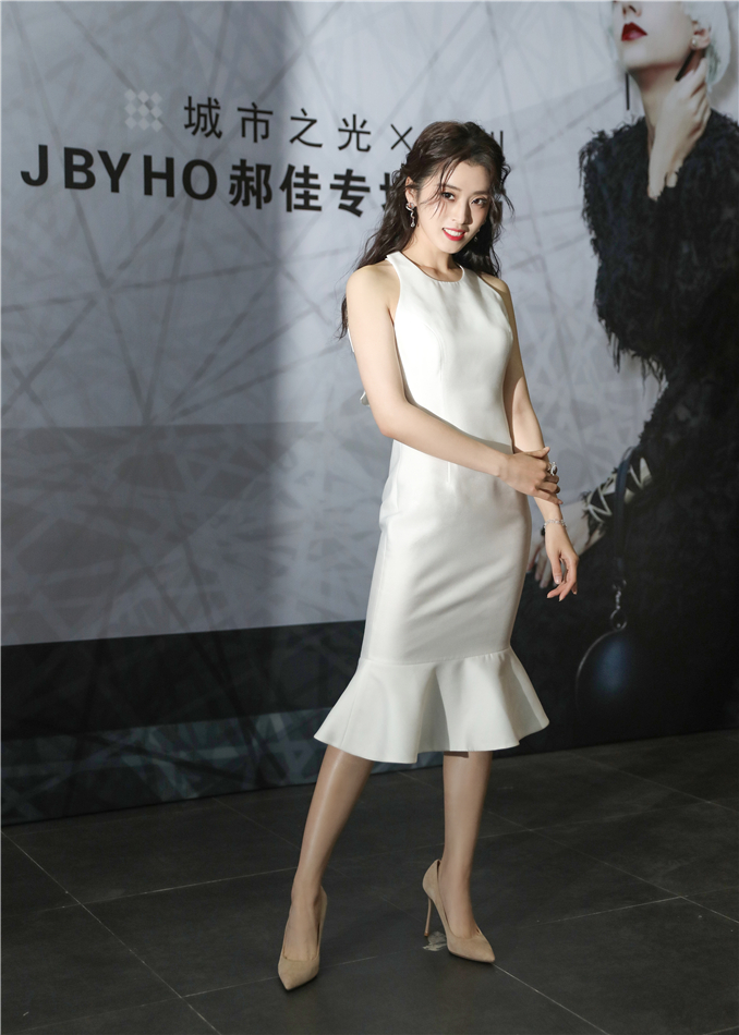 李若嘉亮相中国国际时装周专场秀 惊艳造型上演反转魅力