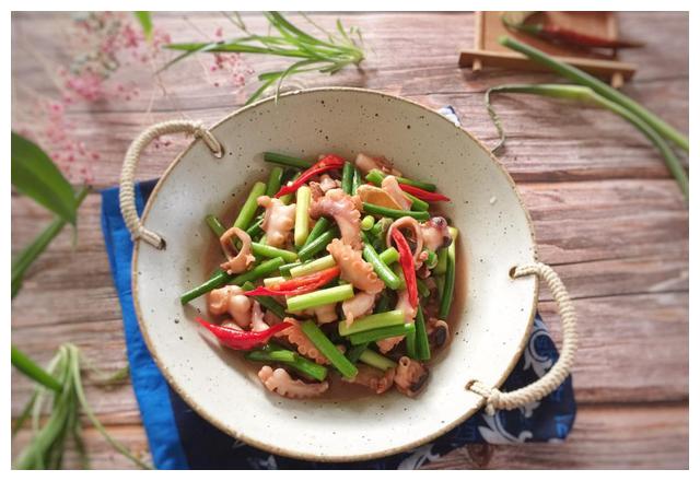 家常菜八带鱼炒蒜台,简单几步,有嚼劲又不腻